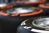 Kvůli špatné výdrží nejměkčí směsi sáhli u Pirelli na poslední chvíli zvolili pro Brahrajn dvě nejtvrdší směsi: P Zero Orange hard a P Zero White medium.