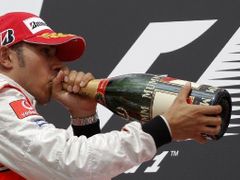 Lewis Hamilton slaví vítězství ve Velké ceně Německa.