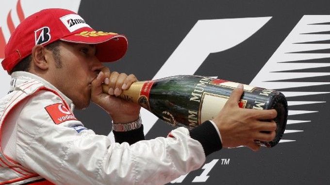 Lewis Hamilton slaví vítězství ve Velké ceně Německa.