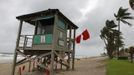 Red flags fly on a lifeguard station after the beach was closed for swimming because of dangerous rip currents, as winds from Hurricane Sandy began to affect weather in Deerfield Beach, Florida October 25, 2012. REUTERS/Joe Skipper (UNITED STATES - Tags: ENVIRONMENT) Published: Říj. 25, 2012, 4:43 odp.