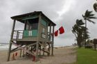 Hrozba vnesla do oblasti neklid. Takto například nyní vypadají některé pláže na Floridě, kde byly vyvěšeny červené vlajky...