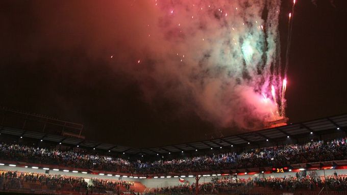 Ohňostrojem nad stadionem oslavil fotbalový svaz na konci utkání postup na EURO 2008.