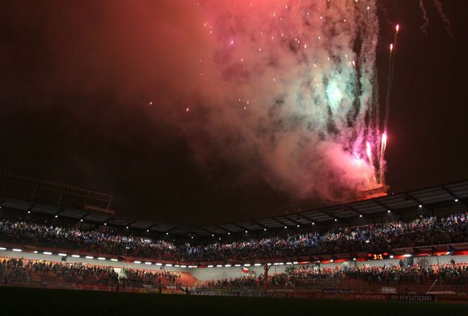 Ohňostrojem nad stadionem oslavil fotbalový svaz na konci utkání postup na EURO 2008.