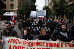 Řecký parlament přijal další balík reforem, policie v Aténách rozháněla demonstranty slzným plynem