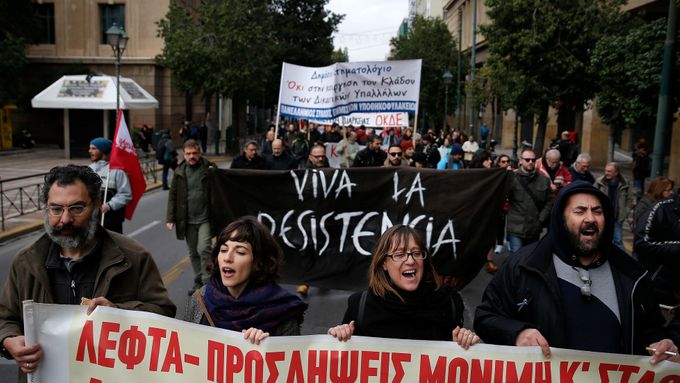Demonstrace v Aténách proti přijetí dalšího balíku úsporných opatření.
