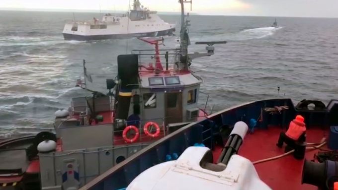 Snímek z ruského videa, který má ukazovat konflikt mezi ukrajinskými a ruskými loděmi.