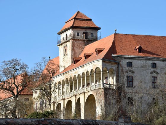 V Jaroslavicích se natáčelo v klášteře nedaleko chátrajícího zámku. 