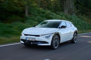 Zlevnila, bude to ale stačit? Kia uvádí omlazenou EV6, novými světly rozděluje