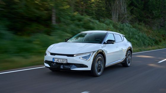 Zlevnila, bude to ale stačit? Kia uvádí omlazenou EV6, novými světly rozděluje