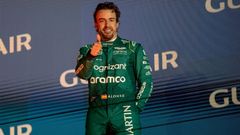 Fernando Alonso z Aston Martinu slaví třetí místo ve VC Bahrajnu F1 2023