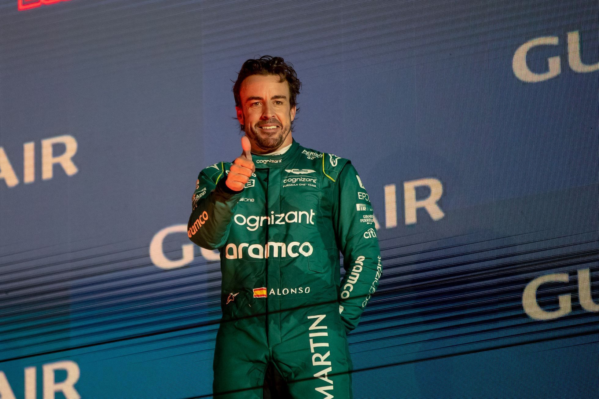 Fernando Alonso z Aston Martinu slaví třetí místo ve VC Bahrajnu F1 2023