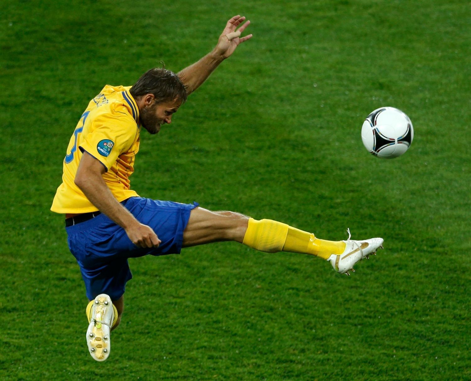 Švédský fotbalista Olof Mellberg odkopává míč v utkání proti Anglii ve skupině D na Euru 2012