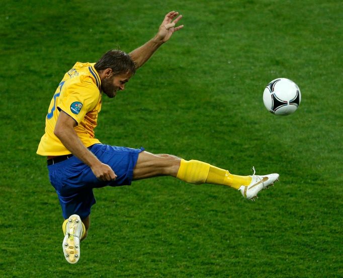 Švédský fotbalista Olof Mellberg odkopává míč v utkání proti Anglii ve skupině D na Euru 2012.