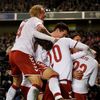 Fotbalisté Dánska slaví jeden z pěti gólů v síti Irska