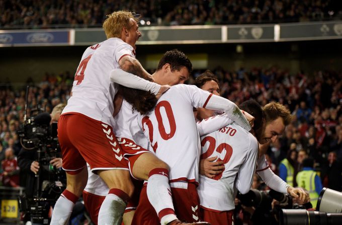 Fotbalisté Dánska slaví jeden z pěti gólů v síti Irska.