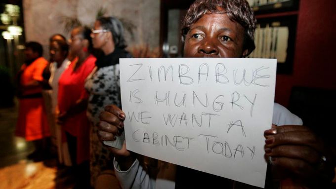 "Zimbabwe má hlad. Chceme kabinet už dnes," oznamovala účastnice protestu v Harare už v polovině října.