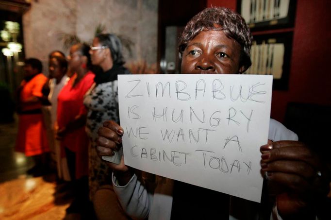 "Zimbabwe má hlad. Chceme kabinet už dnes," oznamovala účastnice protestu v Harare už v polovině října.