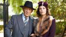 Ian McKellen jako Jimmy Erskine a Gemma Arterton v roli Niny.