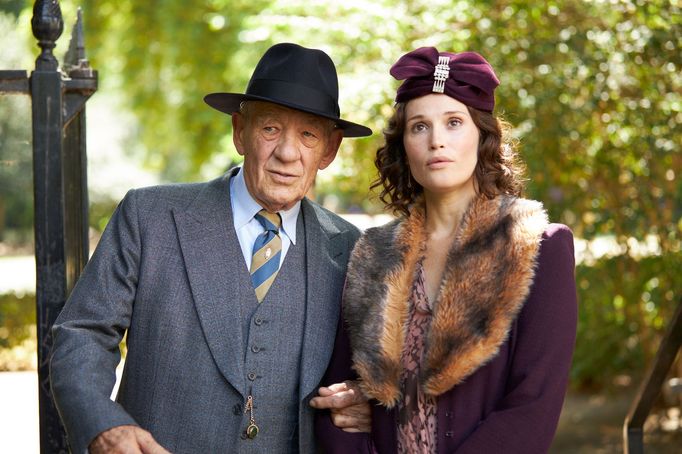 Ian McKellen jako Jimmy Erskine a Gemma Arterton v roli Niny.