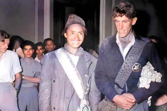 Edmund Hillary a šerpa Tenzing Norgay dostali po návratu z Everestu v Káthmándú vyznamenání, které jim dal nepálský král Tribhuvan. Kolorovaný snímek