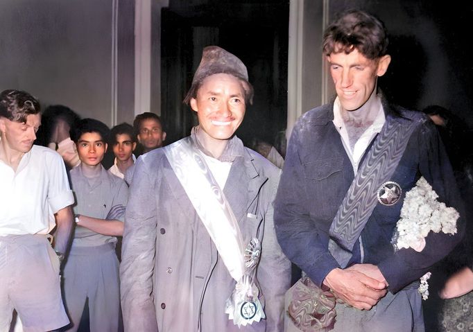 Edmund Hillary a šerpa Tenzing Norgay dostali po návratu z Everestu v Káthmándú vyznamenání, které jim dal nepálský král Tribhuvan. Kolorovaný snímek