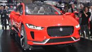 Jaguar přivezl do Ženevy prototyp elektromobilu s karoserií SUV a výkony supersportu. Jeho i-Pace má výkon až 400 koní, stovky z místa dosáhne za čtyři vteřiny a ujede až 500 km na jedno nabití. Sériová produkce není vzdálená, auto by se mělo začít prodávat už příští rok.