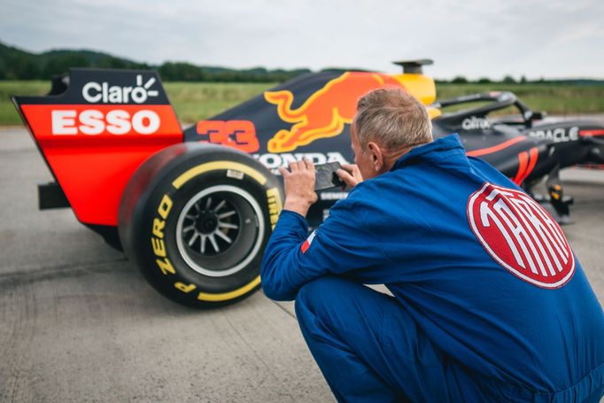 Red Bull RB7/14 versus Tatra 607-2