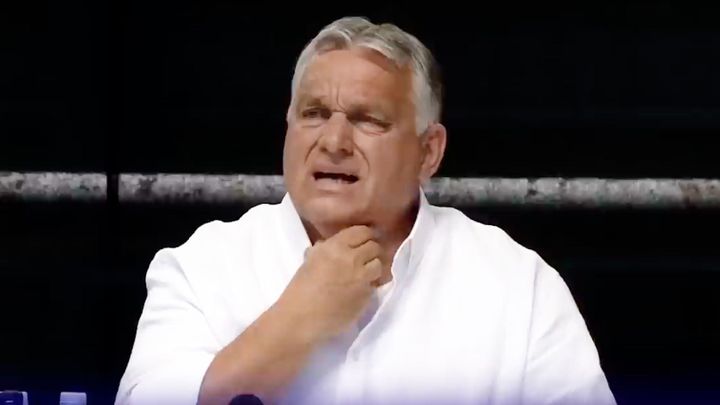 „Maďaři nebudou rasoví míšenci,” říká na záběrech Orbán. Znechucená poradkyně odešla; Zdroj foto: Aktuálně.cz/Youtube/VOKS.news