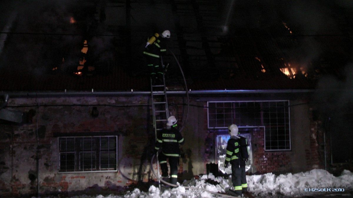 Požár průmyslové budovy v Plumlově na Prostějovsku