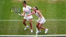 Marie Bouzková a Sara Sorribesová v semifinále čtyřhry Wimbledonu 2023