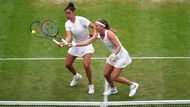 Marie Bouzková a Sara Sorribesová v semifinále čtyřhry Wimbledonu 2023