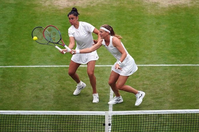 Marie Bouzková a Sara Sorribesová v semifinále čtyřhry Wimbledonu 2023