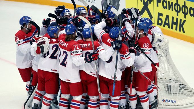 Zasloužená radost českých hokejistů po nečekané výhře nad domácím Ruskem.