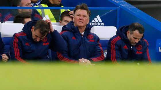 Prohlédněte si fotografie z obou dnešních zápasů Premier League, v nichž Chelsea na poslední chvíli urvala s Manchesterem United bod a Petr Čech v brance Arsenalu vychytal další nulu.