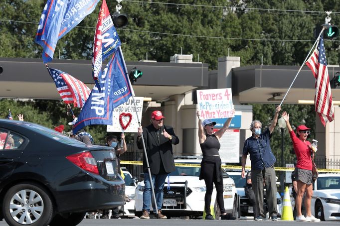 Americký prezident Donald Trump opustil nemocnici, kde se léčí s nemocí covid-19, aby zamával svým příznivcům.