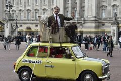 Mr. Bean oslavil 25. výročí projížďkou na střeše svého Mini