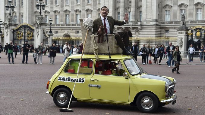 Mr. Bean se vozil ve skromném Mini. Jeho představitel měl nebo má ale mnohem silnější auta.