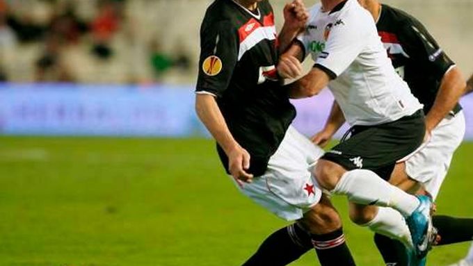 Juan Mata (Valencie) a Marek Suchý (Slavia) v souboji v utkání Evropské ligy.