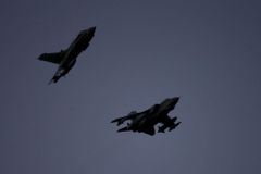 Při útoku syrského letectva na Homs zemřelo 19 lidí, rakety zasáhly hřbitov, kde se právě pohřbívalo