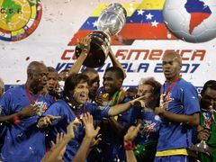 Radost brazilských fotbalistů po vítězném finále Copa América s Argentinou.
