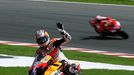 Nicky Hayden (#1, Honda) zdraví po skončení závodu zaplněné tribuny diváků.