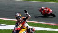 Nicky Hayden (#1, Honda) zdraví po skončení závodu zaplněné tribuny diváků.