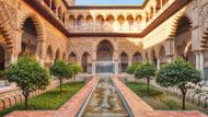 Královský palác Alcázar (Real Alcázar de Sevilla) je nádherný komplex paláců a zahrad v maurském stylu. Jedná se o jednu z nejstarších stále obývaných královských rezidencí na světě. Turisty je tak oblíbený, že se na vstup do něj stojí hodinové fronty.