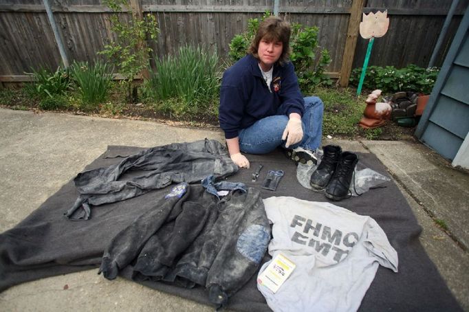 Bonnie Giebfriedová nemohla kvůli závažné chorobě pracovat do roku 2004. Na snímku Bonnie ukazuje svou uniformu, která je ještě pokryta prachem z 11. září.