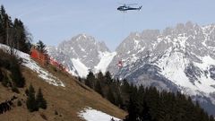 Vrtulník přepravuje sníh v Kitzbuehelu na sjezdovku