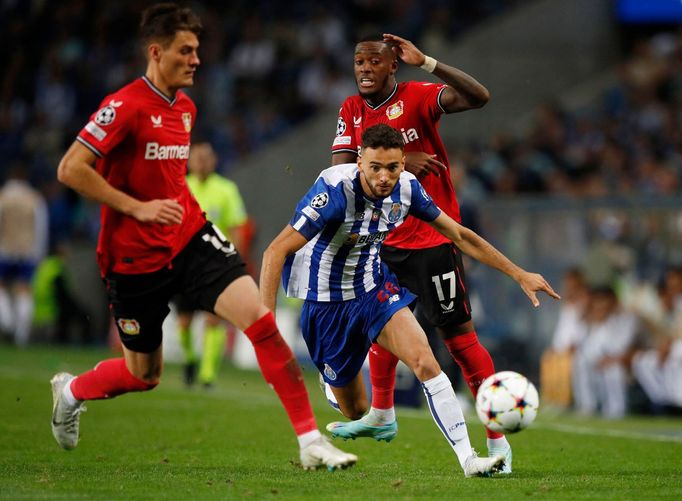 Patrik Schick a Callum Hodson-Odoi z Leverkusenu přihlíží průniku Joaa Maria z Porta.