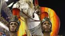 Revellers from the Beija Flor samba school participate during the annual Carnival parade in Rio de Janeiro's Sambadrome, February 11, 2013. REUTERS/Sergio Moraes (BRAZIL - Tags: SOCIETY) Published: Úno. 12, 2013, 3:38 dop.