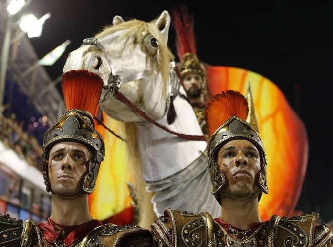 Revellers from the Beija Flor samba school participate during the annual Carnival parade in Rio de Janeiro's Sambadrome, February 11, 2013. REUTERS/Sergio Moraes (BRAZIL - Tags: SOCIETY) Published: Úno. 12, 2013, 3:38 dop.