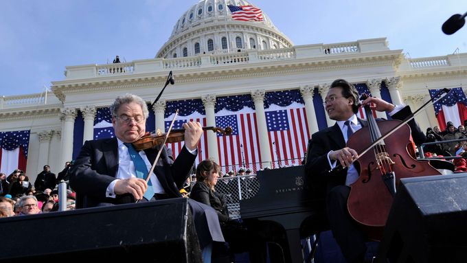 Při inauguraci amerického prezidenta Baracka Obamy v roce 2009 zahrál jeho poradce Yo-Yo Ma (vpravo) na schodech Kapitolu s houslistou Jicchakem Perlmanem.