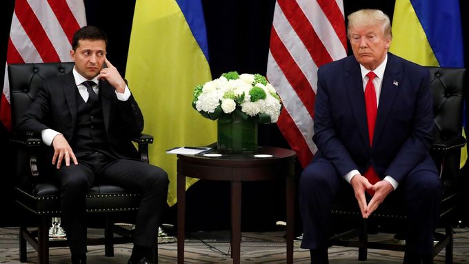 Ukrajinský prezident Volodymyr Zelenskyj a jeho tehdejší americký protějšek Donald Trump na schůzce v roce 2019.